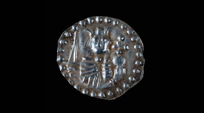 [뉴시스] 주교가 오른손에 주교 지팡이를 들고 있는 모습이 담겨 있는 은화의 모습. (사진 = 스톡홀름 주 지역행정위원회) 2025.10.13. *재판매 및 DB 금지