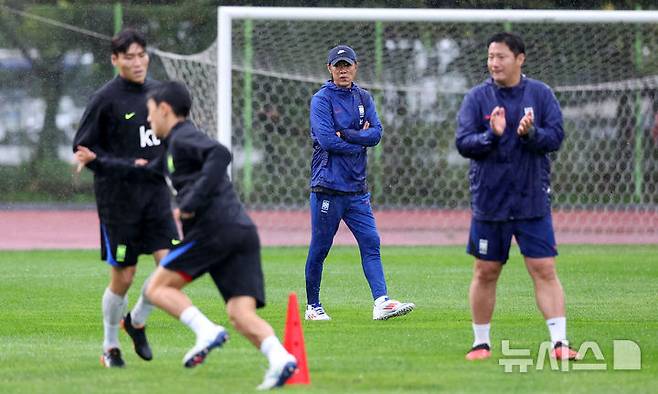 [고양=뉴시스] 김선웅 기자 = 파라과이와 평가전을 앞둔 대한민국 축구대표팀 홍명보 감독이 13일 경기 고양시 고양종합운동장 보조구장에서 훈련을 지도하고 있다. 2025.10.13. mangusta@newsis.com