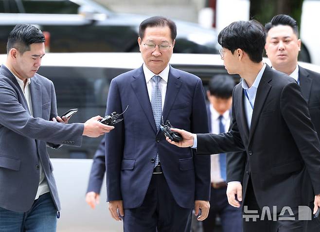 [서울=뉴시스] 김진아 기자 = 윤석열 전 대통령의 12·3 비상계엄 선포를 가담·방조한 혐의를 받는 박성재 전 법무부 장관이 14일 오전 서울 서초구 서울중앙지방법원에서 열린 구속 전 피의자 심문(영장실질심사)에 출석하고 있다. 2025.10.14. bluesoda@newsis.com