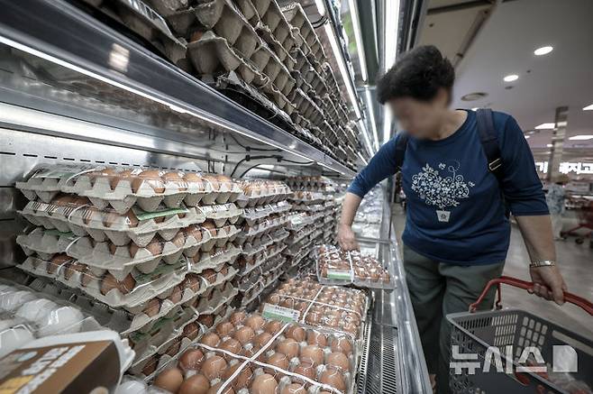 [서울=뉴시스] 정병혁 기자 = 5일 서울시내 한 대형마트에서 소비자들이 계란을 살펴보고 있다. 2025.09.05. jhope@newsis.com