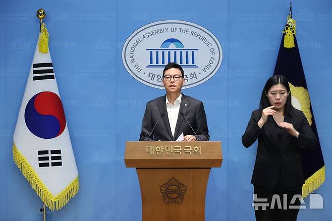 [서울=뉴시스] 조성봉 기자 =  박정훈 국민의힘 의원이 14일 오전 서울 여의도 국회 소통관에서 열린 김현지 제1부속실장 관련 긴급 기자회견에서 발언을 하고 있다.박 의원은 “김 제1부속실장의 경기동부연합과의 연결고리를 확인했고, 이재명과 함께한 특수공무집행방해 전과가 있다“ 고 주장했다.2025.10.14. suncho21@newsis.com