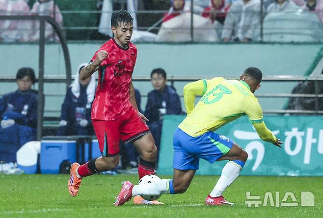 [서울=뉴시스] 권창회 기자 = 10일 서울 마포구 서울월드컵경기장에서 열린 남자 축구 국가대표 10월 A매치 친선전 대한민국과 브라질의 경기, 카스트로프가 돌파하고 있다. 2025.10.10. kch0523@newsis.com