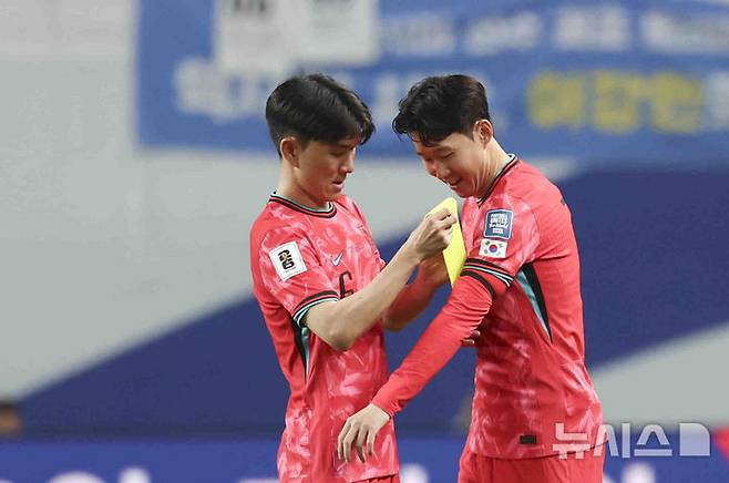 [서울=뉴시스] 김근수 기자 = 10일 서울 마포구 서울월드컵경기장에서 열린 2026 국제축구연맹(FIFA) 북중미월드컵 아시아 3차 예선 한국과 쿠웨이트의 경기, 한국 황인범이 후반 교체투입된 손흥민에게 주장 완장을 전달하고 있다. 2025.06.10. ks@newsis.com