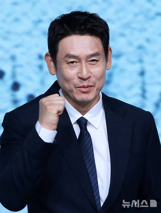 [서울=뉴시스] 김혜진 기자 = 배우 설경구가 14일 오전 서울 종로구 JW메리어트 동대문에서 열린 넷플릭스 영화 '굿뉴스'(감독 변성현) 제작보고회에서 포즈를 취하고 있다. 2025.10.14. jini@newsis.com