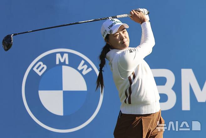 [파주=뉴시스] 김근수 기자 = 20일 경기도 파주시 서원밸리CC에서 열린 BMW 레이디스 챔피언십 최종 라운드 1번홀에서 이민지가 티샷을 하고 있다. 2024.10.20. ks@newsis.com