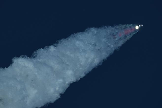 [보카치카=AP/뉴시스] 스페이스X의 대형 우주선(메가 로켓) 스타십이 13일(현지 시간) 미 텍사스주 보카치카 해변의 스타베이스 기지에서 11번째 시험 발사되고 있다. 2025.10.14.