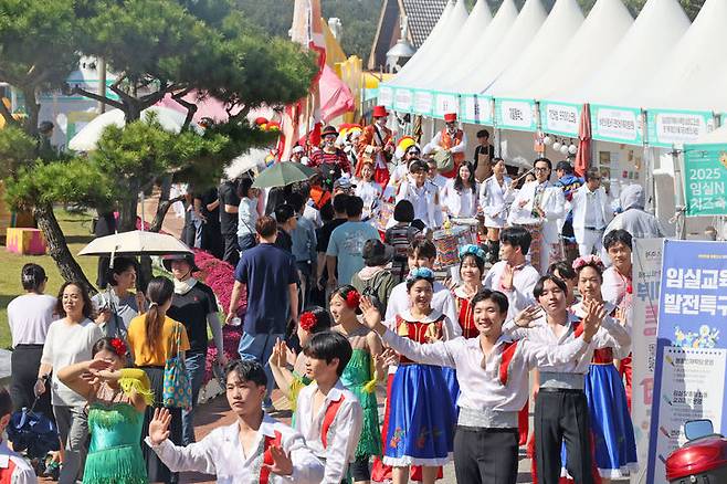 [임실=뉴시스] '2025 임실N치즈축제' 4일째인 지난 11일 축제장인 임실치즈테마파크, 관광객들 사이로 벨기에 전통의상을 차려입은 행렬과 삐에로 등의 거리퍼레이드가 펼쳐지고 있다. (사진=임실군 제공) 2025.10.12. photo@newsis.com  *재판매 및 DB 금지