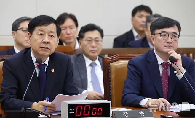 [서울=뉴시스] 조성봉 기자 = 구윤철 경제부총리 겸 기획재정부 장관이 30일 오후 서울 여의도 국회에서 열린 기획재정위원회 전체회의에서 의원의 질의에 답변하고 있다. 오른쪽은 임기근 기재부 제2차관. 2025.09.30. suncho21@newsis.com