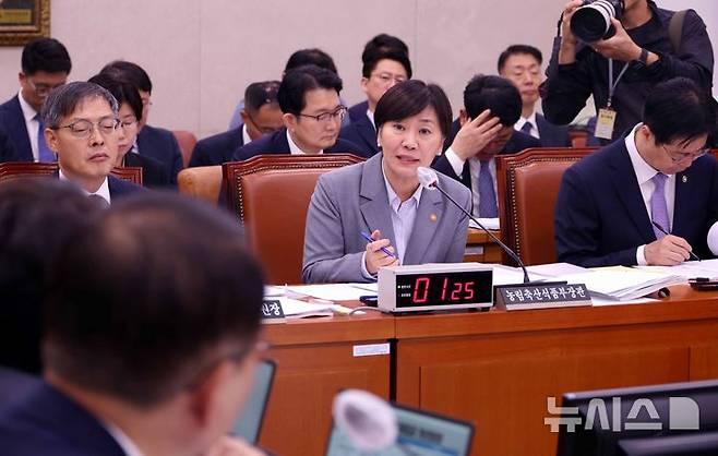 [서울=뉴시스] 조성봉 기자 = 송미령 농림축산식품부 장관이 14일 서울 여의도 국회 농림축산식품해양수산위에서 열린 농림축산식품부 등에 대한 국정감사에서 의원의 질의에 답변하고 있다. 2025.10.14. suncho21@newsis.com