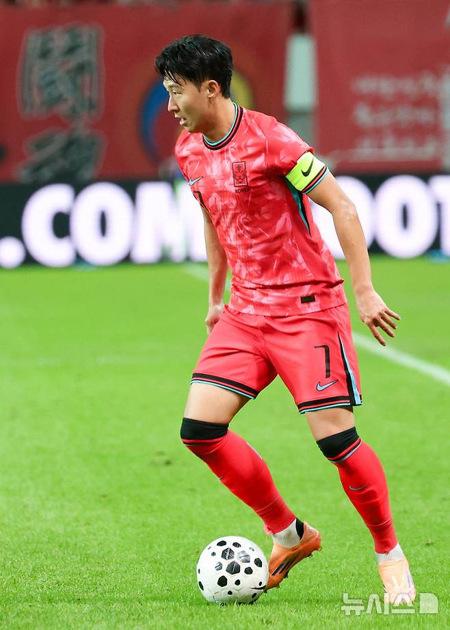 [서울=뉴시스] 이영환 기자 = 14일 오후 서울 마포구 서울월드컵경기장에서 열린 하나은행 초청 축구국가대표팀 친선경기 대한민국과 파라과이의 경기 전반전, 대한민국 손흥민이 드리블 하고 있다. 2025.10.14. 20hwan@newsis.com