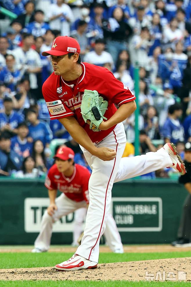 [서울=뉴시스] 박주성 기자 = 11일 인천 미추홀구 SSG랜더스필드에서 열린 2025 KBO 포스트시즌 준플레이오프 2차전 삼성 라이온즈와 SSG 랜더스의 경기, 7회초 SSG 3번째 투수로 올라온 노경은이 역투하고 있다. 2025.10.11. park7691@newsis.com