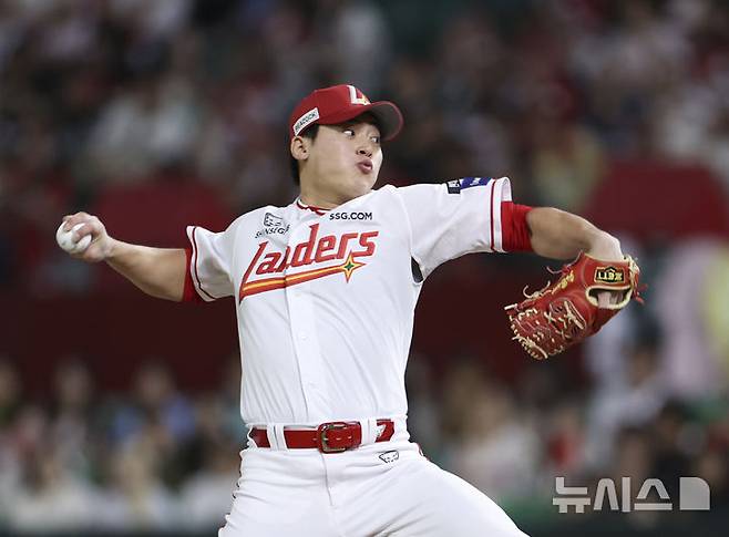 [인천=뉴시스] 김근수 기자 = 23일 인천 미추홀구 SSG랜더스필드에서 열린 2025 KBO리그 KIA 타이거즈와 SSG 랜더스의 경기, 9회초 SSG 마무리 투수 조병현이 공을 던지고 있다. 2025.09.23. ks@newsis.com