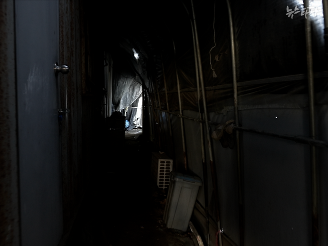 비닐하우스 안에 설치된 컨테이너 기숙사는 낮에도 채광이 부족하다.&nbsp;근로기준법에 따르면 사업주가 외국인 노동자에게 기숙사를 제공할 시 포함되는 필수 시설에는 화장실 및 세면 목욕시설, 적절한 냉난방 설비 또는 기구, 채광 및 환기를 위한 적절한 설비 등이 있다. 그러나 ‘적절함’에 대한 기준은 명확하지 않다.