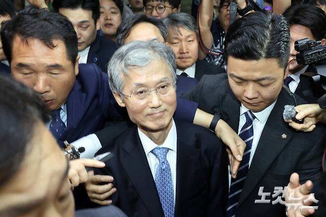 조희대 대법원장이 13일 서울 여의도 국회에서 열린 법제사법위원회의 대법원(법원행정처)·사법연수원·사법정책연구원 등의 국정감사에서 여야 공방으로 회의가 정회되자 자리를 이석하고 있다. 윤창원 기자