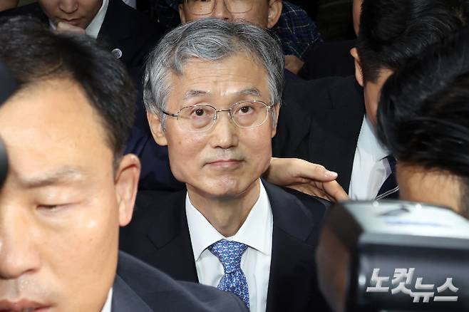 조희대 대법원장이 13일 서울 여의도 국회에서 열린 법제사법위원회의 국정감사에서 자리를 이석하고 있다. 윤창원 기자