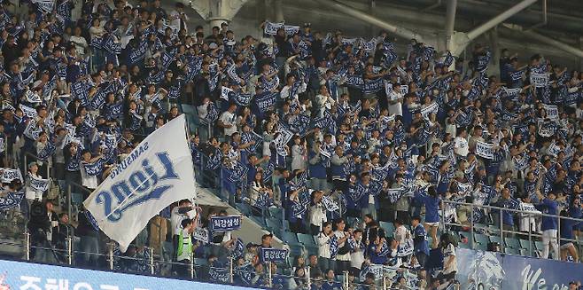 14일 대구 삼성 라이온즈 파크에서 열린 2025 프로야구 KBO 리그 포스트 시즌 준플레이오프 4차전 SSG 랜더스와 삼성 라이온즈의 경기에 만원 관중이 들어찬 모습. 연합뉴스
