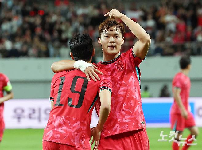 오현규가 14일 서울 상암동 서울월드컵경기장에서 열린 축구 국가대표팀 친선경기 대한민국과 파라과이의 경기에서 추가점을 넣은 후 이강인과 함께 기뻐하고 있다. 류영주 기자