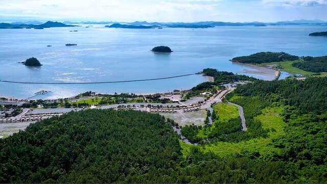 오시아노 관광단지 전경에서 사진 속 가장 작은 섬이 닭섬이다. 한국관광공사