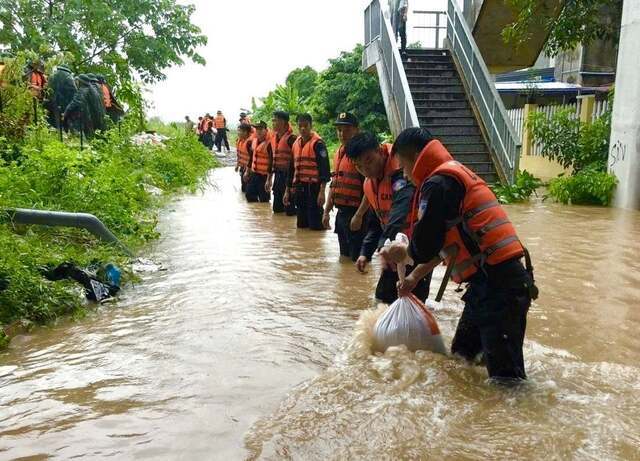 10월 초 발생한 태풍으로 침수 피해가 발생한 베트남 북부 지역에서 주민들이 제방 붕괴 예방 작업을 하고 있다. 사진=베트남 농업환경부