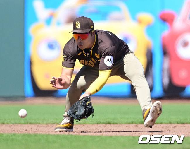 [OSEN=오라클 파크(샌프란시스코 미국 캘리포니아주), 지형준 기자] 샌프란시스코는 8일(한국시간) 미국 캘리포니아주 샌프란시스코 오라클 파크에서 열린 2024시즌 메이저리그 샌디에이고와의 경기에서 3-2로 승리했다. 8회말 2사 1루에서 샌디에이고 김하성이 땅볼을 처리하고 있다. 2024.04.08 /jpnews@osen.co.kr