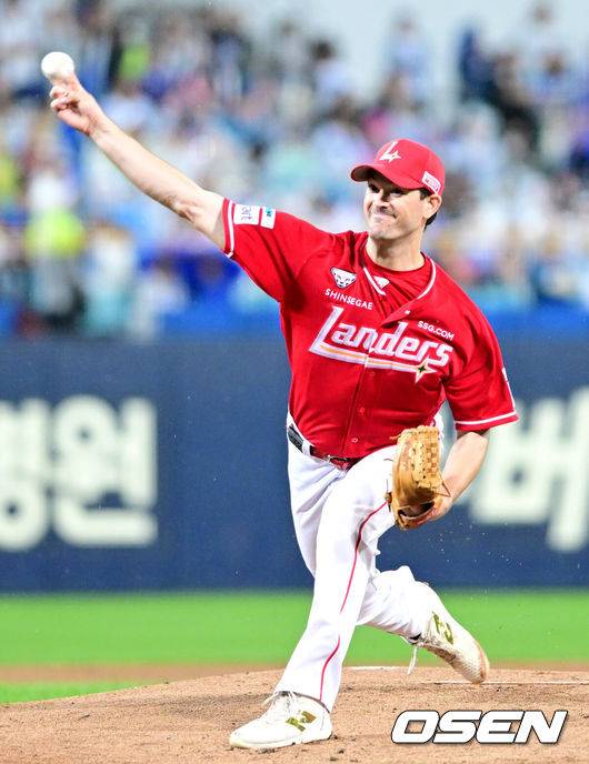 [OSEN=대구, 최규한 기자] 13일 대구 삼성라이온즈파크에서 ‘2025 신한 SOL뱅크 KBO리그’ 준플레이오프(5전 3선승제) 3차전 삼성 라이온즈와 SSG 랜더스의 경기가 열렸다.삼성은 원태인, 방문팀 SSG은 드류 앤더슨을 선발로 내세웠다.1회말 SSG 선발 드류 앤더슨이 힘차게 공을 뿌리고 있다. 2025.10.13 / dreamer@osen.co.kr