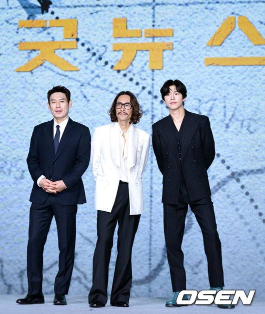 [OSEN=조은정 기자]넷플릭스 영화 '굿뉴스' 제작보고회가 14일 서울 종로구 JW 메리어트 동대문 스퀘어에서 열렸다.'굿뉴스'는 1970년 일본 '요도호 사건'이라 불리는 일본항공 351편 공중 납치 사건을 모티브로 한 영화로, 오는 10월 17일 넷플릭스에서 공개된다.배우 설경구, 류승범, 홍경이 포즈를 취하고 있다. 2025.10.14 /cej@osen.co.kr