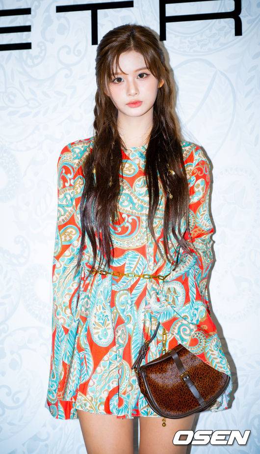 [OSEN=민경훈 기자] 27일 오전 서울 강남구 논현동에서 한 이탈리아 럭셔리 브랜드 행사의 포토콜 행사가 열렸다.이날 행사에는 엔믹스(NMIXX) 설윤-배이, 모델 한혜진이 참석했다.엔믹스 설윤이 포즈를 취하고 있다. 2025.08.27 / rumi@osen.co.kr