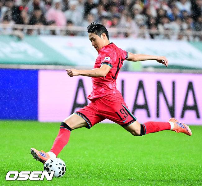 [OSEN=서울월드컵경기장, 지형준 기자] 세계의 벽은 높았다. 결과는 0-5 대패였다.홍명보&nbsp;감독이 이끄는 대한민국 남자 축구 국가대표팀은 10일 서울월드컵경기장에서 '세계 최강' 브라질을&nbsp;상대로 A매치&nbsp;평가전을 치러&nbsp;이스테방(첼시)과 호드리구(레알 마드리드)에게 나란히 2골을 허용하면서 0-5로 대패했다.후반 한국 이강인이 패스를 하고 있다. 2025.10.10 /jpnews@osen.co.kr