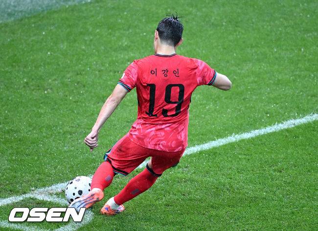 [OSEN=서울월드컵경기장, 이대선 기자] 홍명보&nbsp;감독이 이끄는 대한민국 남자 축구 국가대표팀은 10일 서울월드컵경기장에서 '세계 최강' 브라질을&nbsp;상대로 A매치&nbsp;평가전을 치러&nbsp;이스테방(첼시)과 호드리구(레알 마드리드)에게 나란히 2골을 허용하면서 0-5로 대패했다.한국은 1999년 이후 26년 만에 브라질전 승리를 노렸지만 아무런 저항도 하지 못하면서 무산됐다.후반 한국 이강인이 코너킥을 시도하고 있다. 2025.10.10 /sunday@osen.co.kr