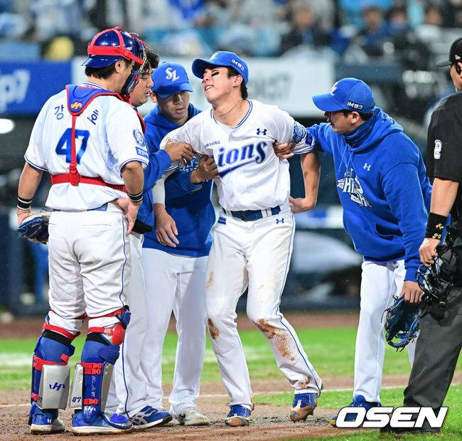 [OSEN=대구, 최규한 기자] 13일 대구 삼성라이온즈파크에서 ‘2025 신한 SOL뱅크 KBO리그’ 준플레이오프(5전 3선승제) 3차전 삼성 라이온즈와 SSG 랜더스의 경기가 열렸다.삼성은 원태인, 방문팀 SSG은 드류 앤더슨을 선발로 내세웠다.8회초 1사 주자없는 상황 SSG 에레디아의 땅볼 타구 때 부상을 입은 삼성 3루수 김영웅이 그라운드를 빠져나가며 고통스러워하고 있다. 2025.10.13 / dreamer@osen.co.kr