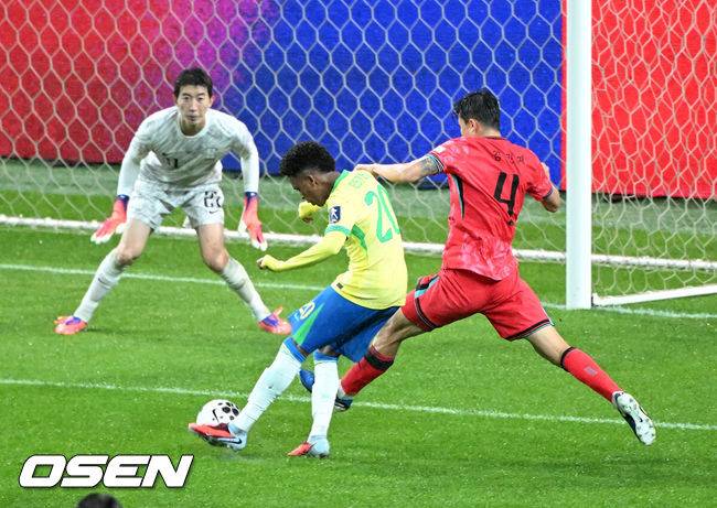 [OSEN=서울월드컵경기장, 이대선 기자] 홍명보 감독이 이끄는 대한민국 대표팀은 10일 오후 서울월드컵경기장에서 '세계 최강' 브라질과 A매치 평가전을 가졌다.한국이 브라질을 상대로 마지막으로 웃은 건 1999년 3월 28일이었다. 당시 잠실에서 열린 친선경기에서 김도훈의 결승골로 1-0 승리를 거뒀다. 다만, 그 승리가 마지막이었다. 한국은 브라질을 상대로 1승 1무 8패에 그쳤다. 브라질과의 이번 경기는 단순한 친선전이 아닌, 2026 북중미 월드컵을 향한 본격적인 시험대다. 후반 한국 김민재가 브라질 이스테방에게 골을 허용하고 있다. 2025.10.10 /sunday@osen.co.kr