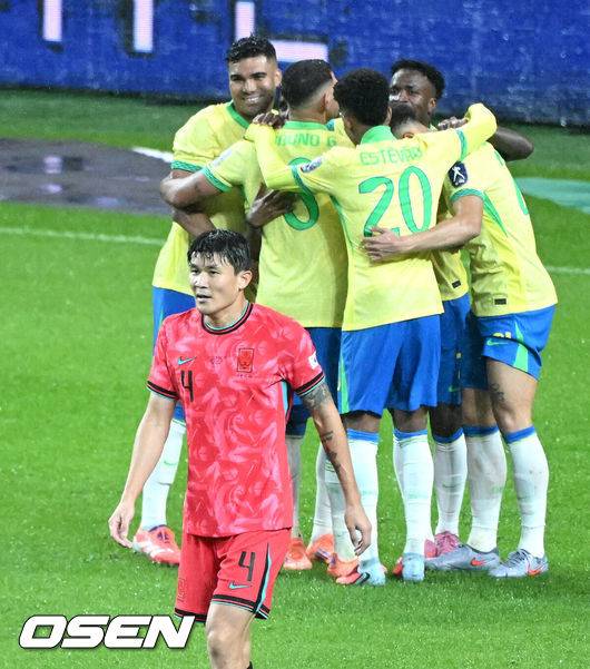 [OSEN=서울월드컵경기장, 이대선 기자] 홍명보 감독이 이끄는 대한민국 대표팀은 10일 오후 서울월드컵경기장에서 '세계 최강' 브라질과 A매치 평가전을 가졌다.한국이 브라질을 상대로 마지막으로 웃은 건 1999년 3월 28일이었다. 당시 잠실에서 열린 친선경기에서 김도훈의 결승골로 1-0 승리를 거뒀다. 다만, 그 승리가 마지막이었다. 한국은 브라질을 상대로 1승 1무 8패에 그쳤다. 브라질과의 이번 경기는 단순한 친선전이 아닌, 2026 북중미 월드컵을 향한 본격적인 시험대다.&nbsp;후반 한국 김민재가 실점에 아쉬워하고 있다. 2025.10.10 /sunday@osen.co.kr