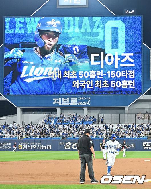 [OSEN=대구, 이석우 기자] 30일 대구삼성라이온즈파크에서 2025 신한 SOL 뱅크 KBO 리그 삼성 라이온즈와 KIA 타이거즈의 경기가 열렸다. 홈팀 삼성은 후라도가, 방문팀 KIA는 김태형이 선발 출전했다. 삼성 라이온즈 디아즈가 1회말 1사 1,3루 중월 3점 홈런을 치고 역대 최초 50홈런-150타점 기록을 완성하고 있다. 2025.09.30 / foto0307@osen.co.kr