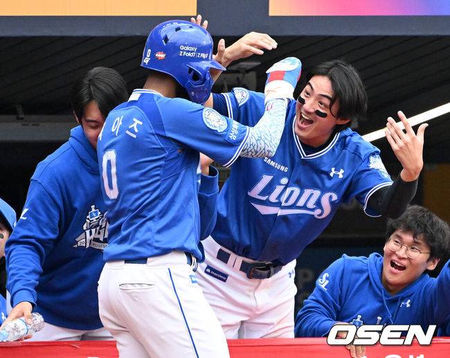 [OSEN=인천, 이대선 기자] 9일 인천 SSG랜더스필드에서 2025 신한 SOL뱅크 KBO리그 준플레이오프(5전 3선승제) 1차전 SSG 랜더스와 삼성 라이온즈의 경기가 열렸다.SSG은 화이트, 삼성은 최원태를 선발 투수로 내세웠다.4회초 1사 2루에서 삼성 김지찬의 우중간 적시타 때 구자욱이 더그아웃에서 환호하고 있다. 2025.10.09 /sunday@osen.co.kr