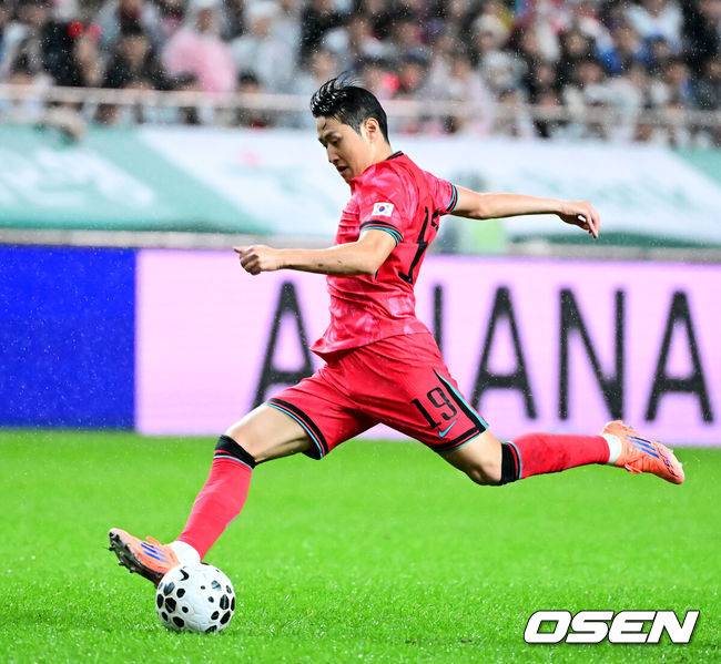 [OSEN=서울월드컵경기장, 지형준 기자] 세계의 벽은 높았다. 결과는 0-5 대패였다.홍명보&nbsp;감독이 이끄는 대한민국 남자 축구 국가대표팀은 10일 서울월드컵경기장에서 '세계 최강' 브라질을&nbsp;상대로 A매치&nbsp;평가전을 치러&nbsp;이스테방(첼시)과 호드리구(레알 마드리드)에게 나란히 2골을 허용하면서 0-5로 대패했다.후반 한국 이강인이 패스를 하고 있다. 2025.10.10 /jpnews@osen.co.kr