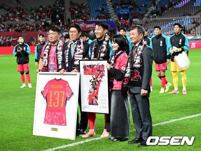 [OSEN=서울월드컵경기장, 지형준 기자]홍명보 감독이 이끄는 대한민국 대표팀과 파라과이의 A매치 평가전이 14일 오후 서울월드컵경기장에서 열렸다.'남미 강호' 파라과이는 지난 10일 일본 원정에서 2-2 무승부를 거두고 온 팀이다. 이번 경기는 홍명보호의 2026 북중미 월드컵 포트 배정을 두고도 중요한 일전이다.&nbsp;현재 한국은 오스트리아, 호주, 에콰도르와 치열한&nbsp;포트 2 막차 경쟁을 벌이고 있다.브라질전 출전으로&nbsp;한국 축구 A매치 최다 출전(137경기) 금자탑을 쌓은&nbsp;손흥민이 이번에도 선발로 나서며 138경기로 기록을 늘렸다. 손흥민이 최다 출전 기념식을 하고 있다. 2025.10.14. /jpnews@osen.co.kr