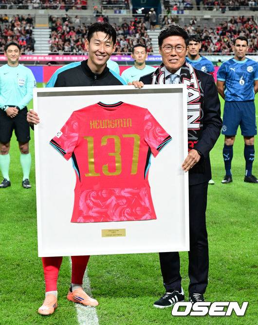 [OSEN=서울월드컵경기장, 조은정 기자]홍명보 감독이 이끄는 대한민국 대표팀과 파라과이의 A매치 평가전이 14일 오후 서울월드컵경기장에서 열렸다.'남미 강호' 파라과이는 지난 10일 일본 원정에서 2-2 무승부를 거두고 온 팀이다. 이번 경기는 홍명보호의 2026 북중미 월드컵 포트 배정을 두고도 중요한 일전이다.&nbsp;현재 한국은 오스트리아, 호주, 에콰도르와 치열한&nbsp;포트 2 막차 경쟁을 벌이고 있다.경기 전 차범근 전 감독이 경기장을 찾아 손흥민에게 기념 유니폼을 직접 전달하고 있다. 2025.10.14 /cej@osen.co.kr