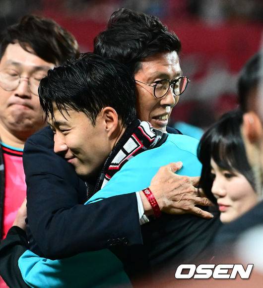 [OSEN=서울월드컵경기장, 지형준 기자]홍명보 감독이 이끄는 대한민국 대표팀과 파라과이의 A매치 평가전이 14일 오후 서울월드컵경기장에서 열렸다.'남미 강호' 파라과이는 지난 10일 일본 원정에서 2-2 무승부를 거두고 온 팀이다. 이번 경기는 홍명보호의 2026 북중미 월드컵 포트 배정을 두고도 중요한 일전이다.&nbsp;현재 한국은 오스트리아, 호주, 에콰도르와 치열한&nbsp;포트 2 막차 경쟁을 벌이고 있다.브라질전 출전으로&nbsp;한국 축구 A매치 최다 출전(137경기) 금자탑을 쌓은&nbsp;손흥민이 이번에도 선발로 나서며 138경기로 기록을 늘렸다. 차범근 전 감독이 경기장을 찾아 손흥민에게 기념 유니폼을 직접 전달하고 있다. 2025.10.14. /jpnews@osen.co.kr