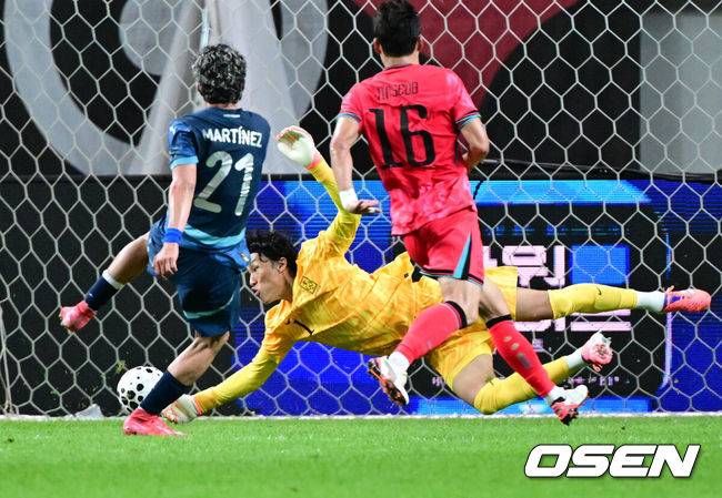 [OSEN=서울월드컵경기장, 조은정 기자]홍명보 감독이 이끄는 대한민국 대표팀과 파라과이의 A매치 평가전이 14일 오후 서울월드컵경기장에서 열렸다.'남미 강호' 파라과이는 지난 10일 일본 원정에서 2-2 무승부를 거두고 온 팀이다. 이번 경기는 홍명보호의 2026 북중미 월드컵 포트 배정을 두고도 중요한 일전이다.&nbsp;현재 한국은 오스트리아, 호주, 에콰도르와 치열한&nbsp;포트 2 막차 경쟁을 벌이고 있다.전반 대한민국 김승규가 파라과이 마르티네스 상대로 선방을 하고 있다. 2025.10.14 /cej@osen.co.kr