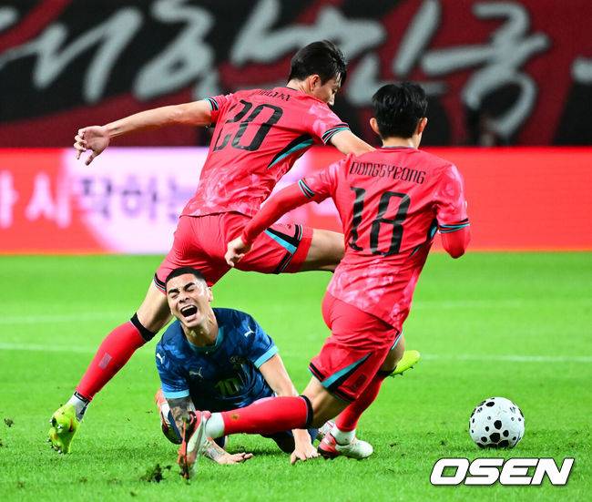 [OSEN=서울월드컵경기장, 지형준 기자]홍명보 감독이 이끄는 대한민국 대표팀과 파라과이의 A매치 평가전이 14일 오후 서울월드컵경기장에서 열렸다.'남미 강호' 파라과이는 지난 10일 일본 원정에서 2-2 무승부를 거두고 온 팀이다. 이번 경기는 홍명보호의 2026 북중미 월드컵 포트 배정을 두고도 중요한 일전이다.&nbsp;현재 한국은 오스트리아, 호주, 에콰도르와 치열한&nbsp;포트 2 막차 경쟁을 벌이고 있다.전반 한국 이한범이 파라과이 알미론에게 파울을 범하고 있다. 2025.10.14. /jpnews@osen.co.kr