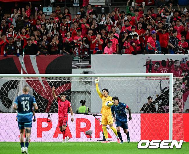 [OSEN=서울월드컵경기장, 조은정 기자]홍명보 감독이 이끄는 대한민국 대표팀과 파라과이의 A매치 평가전이 14일 오후 서울월드컵경기장에서 열렸다.'남미 강호' 파라과이는 지난 10일 일본 원정에서 2-2 무승부를 거두고 온 팀이다. 이번 경기는 홍명보호의 2026 북중미 월드컵 포트 배정을 두고도 중요한 일전이다.&nbsp;현재 한국은 오스트리아, 호주, 에콰도르와 치열한&nbsp;포트 2 막차 경쟁을 벌이고 있다.전반 대한민국 김승규의 선방에 관중들이 기뻐하고 있다. 2025.10.14 /cej@osen.co.kr