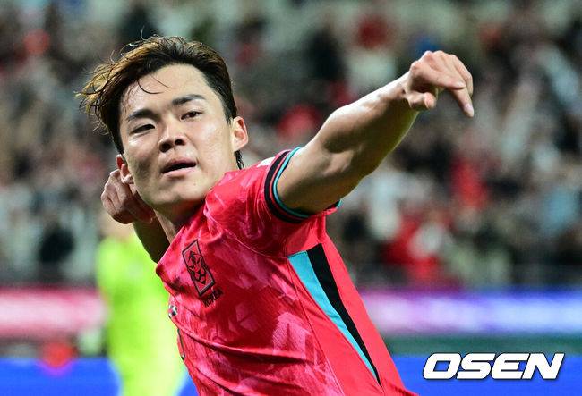 [OSEN=서울월드컵경기장, 조은정 기자]홍명보 감독이 이끄는 대한민국 대표팀과 파라과이의 A매치 평가전이 14일 오후 서울월드컵경기장에서 열렸다.'남미 강호' 파라과이는 지난 10일 일본 원정에서 2-2 무승부를 거두고 온 팀이다. 이번 경기는 홍명보호의 2026 북중미 월드컵 포트 배정을 두고도 중요한 일전이다.&nbsp;현재 한국은 오스트리아, 호주, 에콰도르와 치열한&nbsp;포트 2 막차 경쟁을 벌이고 있다.후반 대한민국 오현규가 팀의 두 번째 골을 넣은 뒤 세리머니를 하고 있다. 2025.10.14 /cej@osen.co.kr