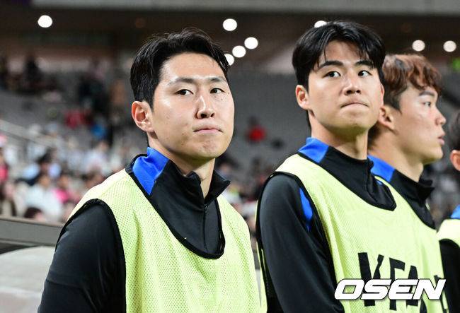 [OSEN=서울월드컵경기장, 조은정 기자]홍명보 감독이 이끄는 대한민국 대표팀과 파라과이의 A매치 평가전이 14일 오후 서울월드컵경기장에서 열렸다.'남미 강호' 파라과이는 지난 10일 일본 원정에서 2-2 무승부를 거두고 온 팀이다. 이번 경기는 홍명보호의 2026 북중미 월드컵 포트 배정을 두고도 중요한 일전이다. 현재 한국은 오스트리아, 호주, 에콰도르와 치열한 포트 2 막차 경쟁을 벌이고 있다.경기 전 데한민국 이강인이 그라운드를 바라보고 있다. 2025.10.14 /cej@osen.co.kr