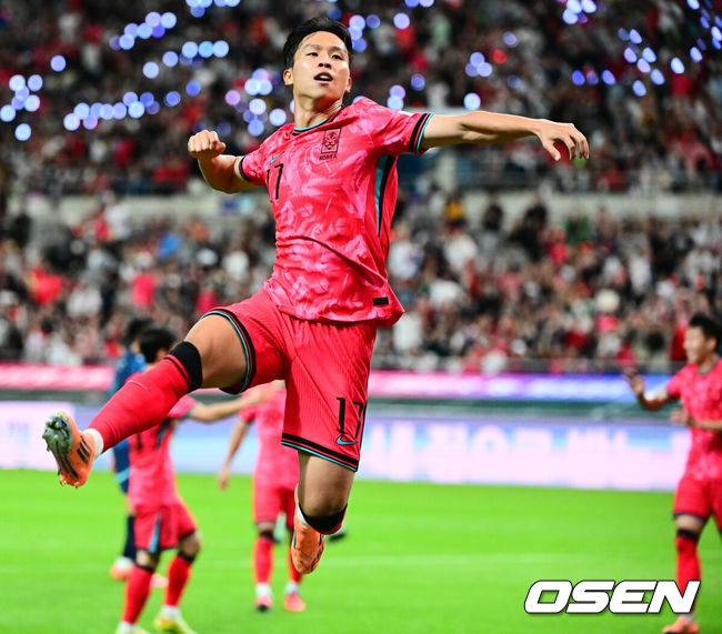 [OSEN=서울월드컵경기장, 지형준 기자]홍명보 감독이 이끄는 대한민국 대표팀과 파라과이의 A매치 평가전이 14일 오후 서울월드컵경기장에서 열렸다.'남미 강호' 파라과이는 지난 10일 일본 원정에서 2-2 무승부를 거두고 온 팀이다. 이번 경기는 홍명보호의 2026 북중미 월드컵 포트 배정을 두고도 중요한 일전이다.&nbsp;현재 한국은 오스트리아, 호주, 에콰도르와 치열한&nbsp;포트 2 막차 경쟁을 벌이고 있다.전반 한국 엄지성이 선제골을 넣고 기뻐하고 있다. 2025.10.14. /jpnews@osen.co.kr