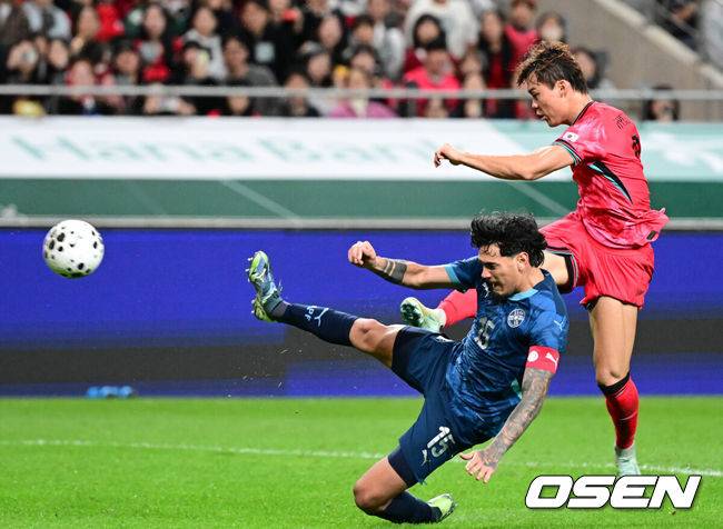 [OSEN=서울월드컵경기장, 조은정 기자]홍명보 감독이 이끄는 대한민국 대표팀과 파라과이의 A매치 평가전이 14일 오후 서울월드컵경기장에서 열렸다.'남미 강호' 파라과이는 지난 10일 일본 원정에서 2-2 무승부를 거두고 온 팀이다. 이번 경기는 홍명보호의 2026 북중미 월드컵 포트 배정을 두고도 중요한 일전이다.&nbsp;현재 한국은 오스트리아, 호주, 에콰도르와 치열한&nbsp;포트 2 막차 경쟁을 벌이고 있다.후반 대한민국 오현규가 슛을 시도하고 있다. 2025.10.14 /cej@osen.co.kr