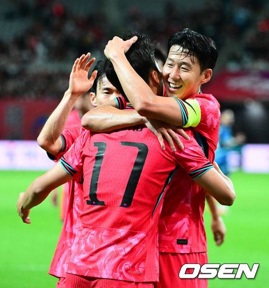 [OSEN=서울월드컵경기장, 지형준 기자]홍명보 감독이 이끄는 대한민국 대표팀과 파라과이의 A매치 평가전이 14일 오후 서울월드컵경기장에서 열렸다.'남미 강호' 파라과이는 지난 10일 일본 원정에서 2-2 무승부를 거두고 온 팀이다. 이번 경기는 홍명보호의 2026 북중미 월드컵 포트 배정을 두고도 중요한 일전이다.&nbsp;현재 한국은 오스트리아, 호주, 에콰도르와 치열한&nbsp;포트 2 막차 경쟁을 벌이고 있다.전반 한국 엄지성이 선제골을 넣고 손흥민과 기뻐하고 있다. 2025.10.14. /jpnews@osen.co.kr
