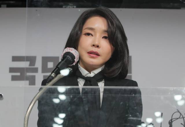 ▲2021년 12월 26일 윤석열 당시 대선 후보 부인 김건희 전 코바나컨텐츠 대표가 오후 서울 여의도 국민의힘 당사에서 자신의 허위 이력 의혹과 관련해 입장문 발표를 하고 있다. ⓒ연합뉴스
