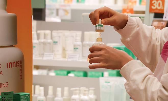 서울 시내의 한 대형마트 화장품코너. 뉴스1