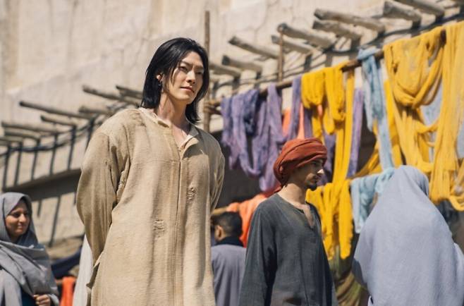 김우빈이 아랍어 연기를 위해 대사 한 줄당 1000번씩 연습을 했다고 밝혔다. 넷플릭스 제공