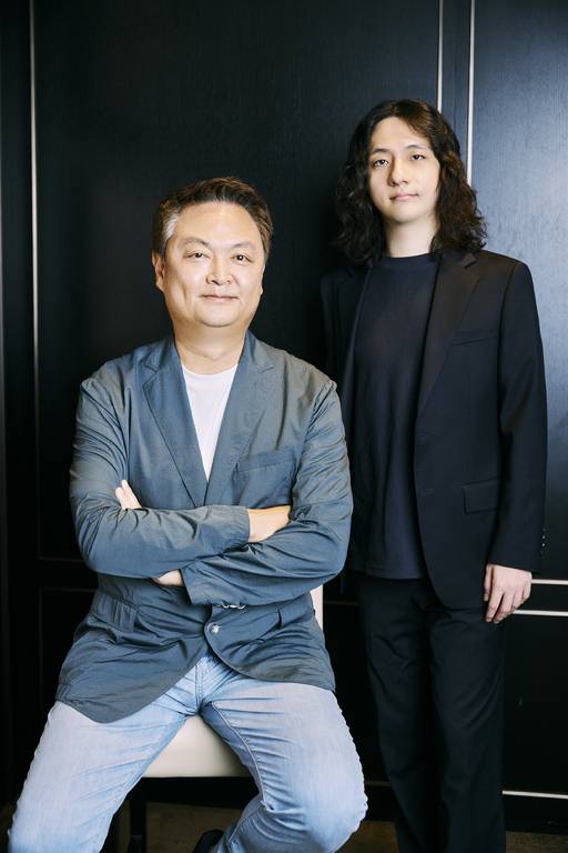 14일 서울 종로구 한 카페에서 만난 영화 ‘중간계’의 강윤성·권한슬 감독은&nbsp;“AI는 영화 후반작업의 효율을 크게 높일 것”이라며&nbsp;“AI는 침체한&nbsp;영화산업에 활력을&nbsp;불러올 수 있다”고 말했다. CJ CGV 제공